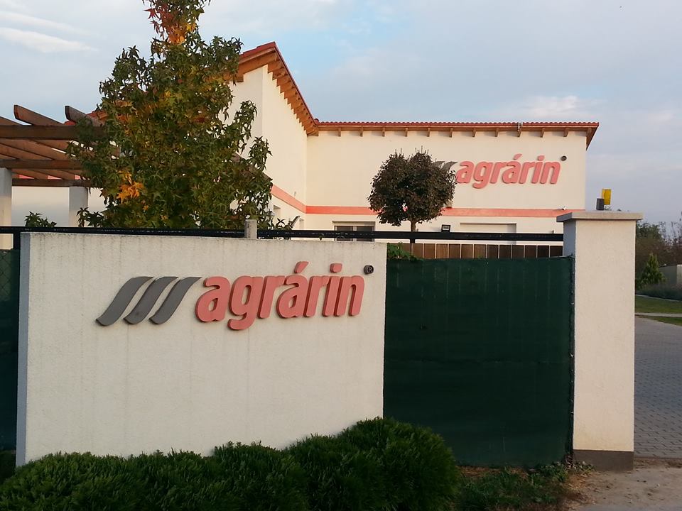 Az Agrárin cégépülete az eredeti cégtáblával